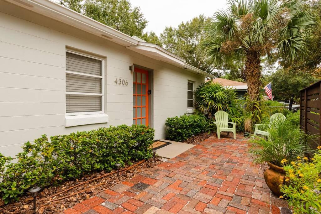 Relax At Renellie Villa Tampa Bagian luar foto